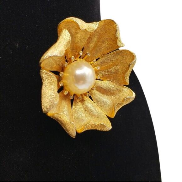 Large Retro Flower Brooch Faux Pearl Gold Tone Statement Petals Pin Vintage 60s - Picture 4 of 7